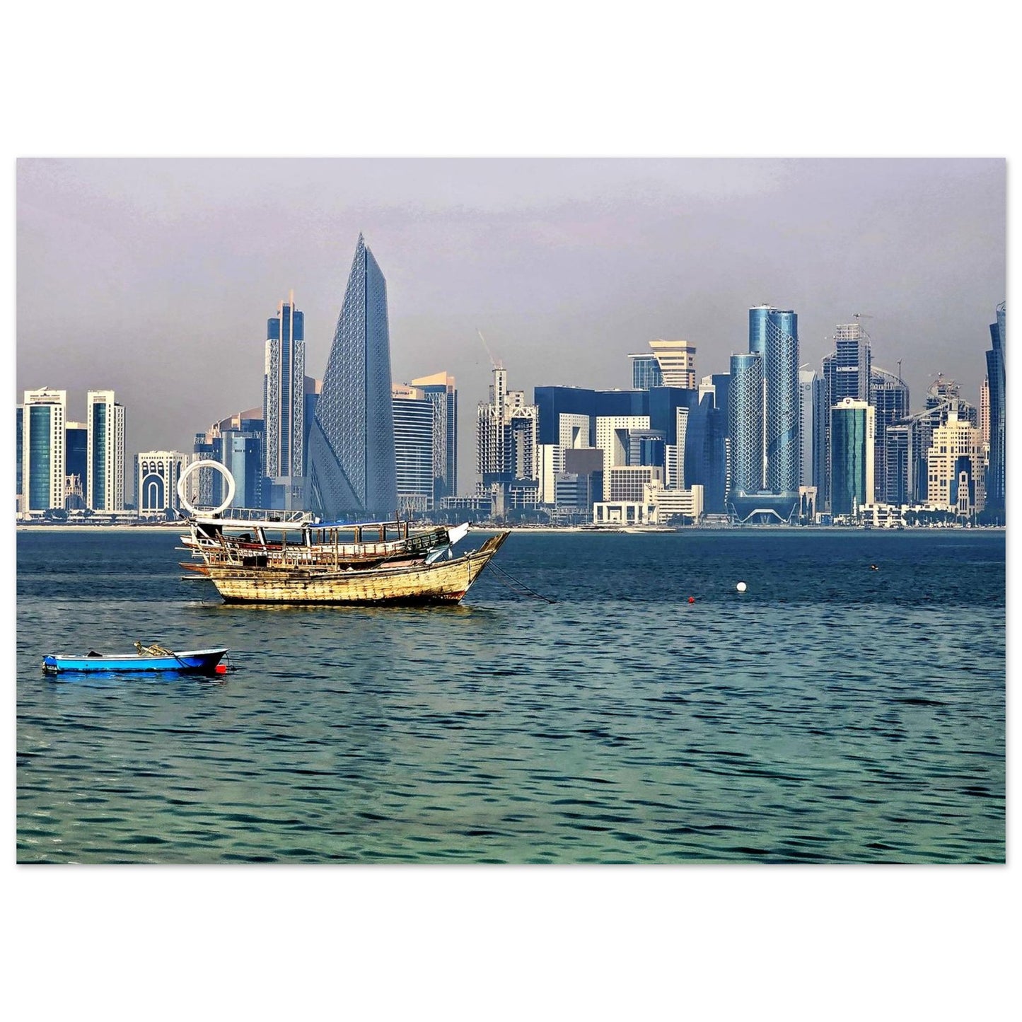 un dhow traditionnel en bois reposant paisiblement sur les eaux turquoise du Golfe à Doha au Qatar