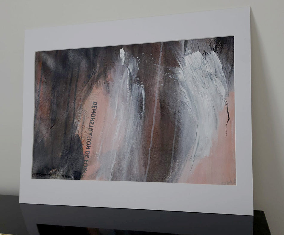 Peinture abstraite contemporaine coulures verticales et texte inversé « démonstration de forces » intégré à la composition. Avec passe partout 40x50cm