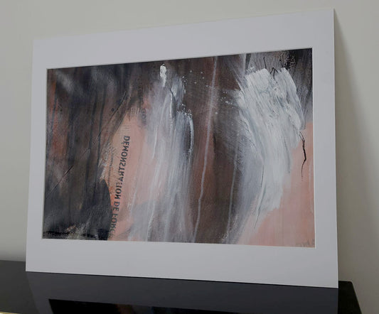 Peinture abstraite contemporaine coulures verticales et texte inversé « démonstration de forces » intégré à la composition. Avec passe partout 40x50cm