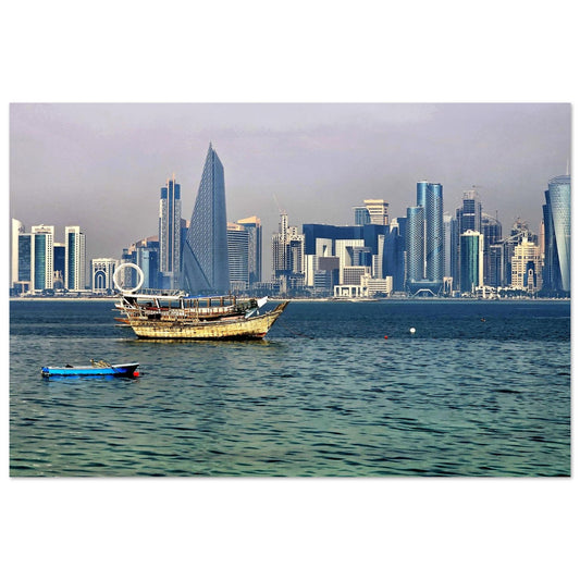 un dhow traditionnel en bois reposant paisiblement sur les eaux turquoise du Golfe à Doha au Qatar