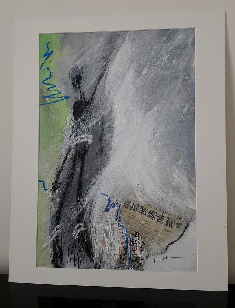 création mêle peinture et techniques mixtes pour faire émerger une émotion brute. Avec passe partout blanc