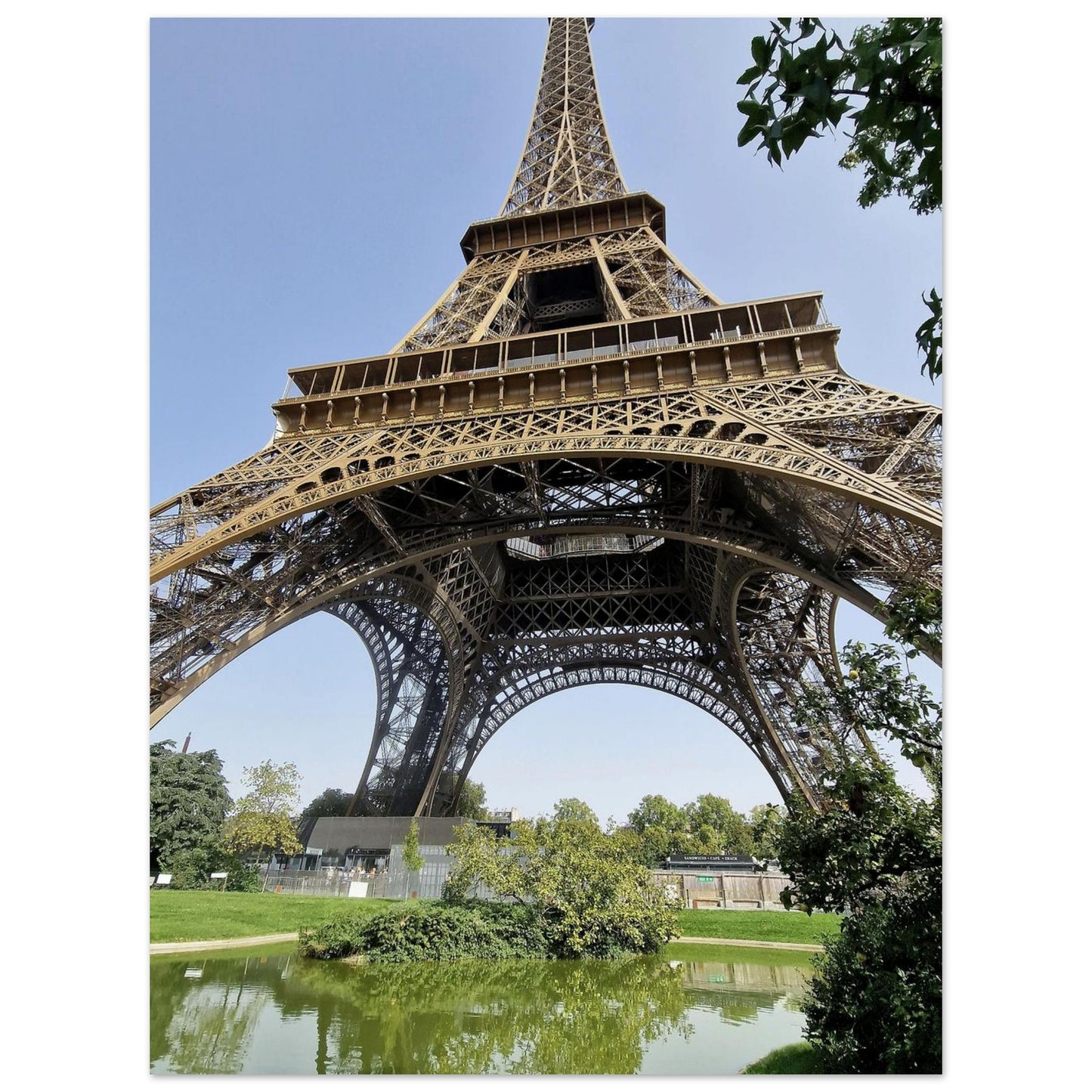 Edition limitée.Vue en contre-plongée de la Tour Eiffel depuis les jardins du Champ-de-Mars avec reflet dans l'eau d'un bassin - Photographie d'art Kellestom sur aluminium