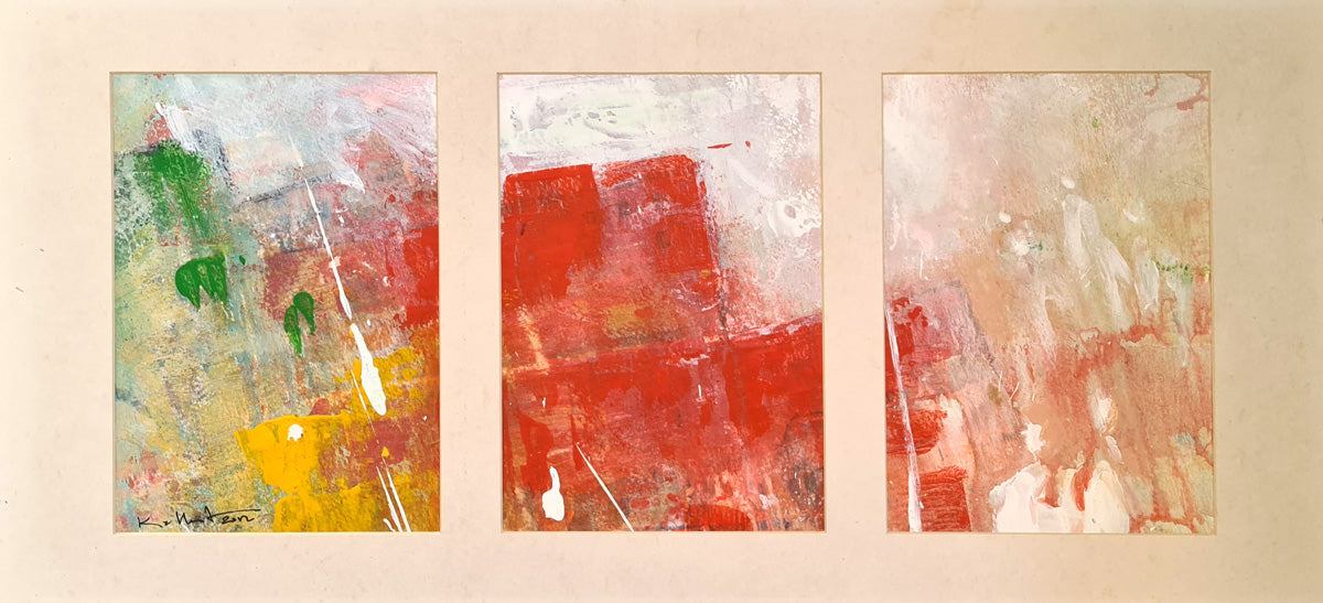 Tableau triptyque d'art abstrait contemporain aux tons rouge, jaune et vert, présenté sous un passe-partout beige clair.