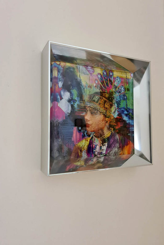 Portrait coloré d'une personne de l'île de Haikou en Chine dans un cadre 3D en aluminium argent poli. 20x20cm