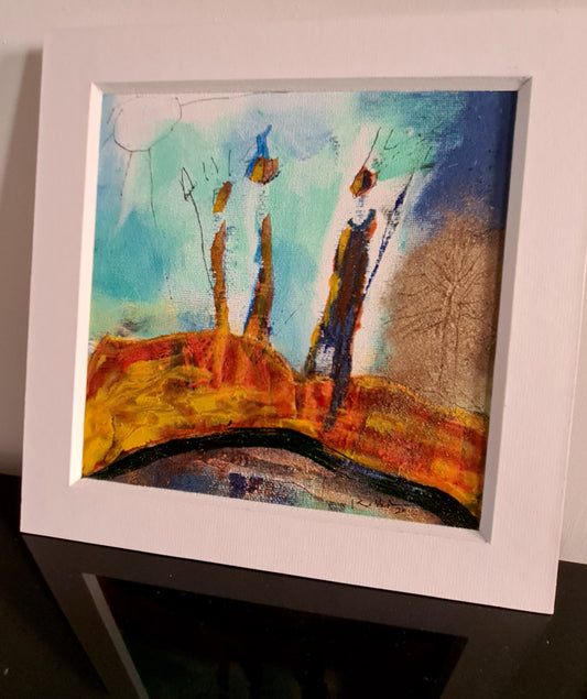 Confidences, toile abstraite contemporaine aux tons rouges, ocres et bleus avec formes verticales sous un ciel lumineux. passe partout 3D. 25x25cm