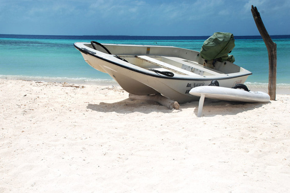 barque sur sable blanc à Los roques au vénézuela photo d'art Kellestom