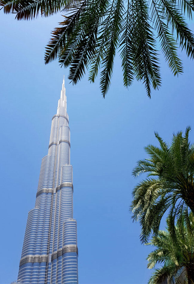 photo magnifique de Burj Khalifa de Dubai en poster. sur fond de ciel bleu pur