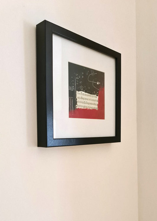 Peinture abstraite "Mélodie" par
Kellestom, technique mixte avec partition de musique, fond noir et rouge éclatant.
