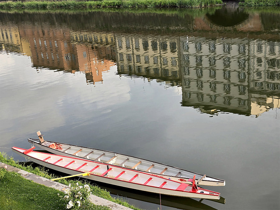 Italie - Florence le fleuve Arno.
Le reflet des bâtiments le long de l'Arno à Florence forme une image inversée
et captivante. Près de la rive, deux barques étroites et colorées ajoutent
une touche de charme à la scène.