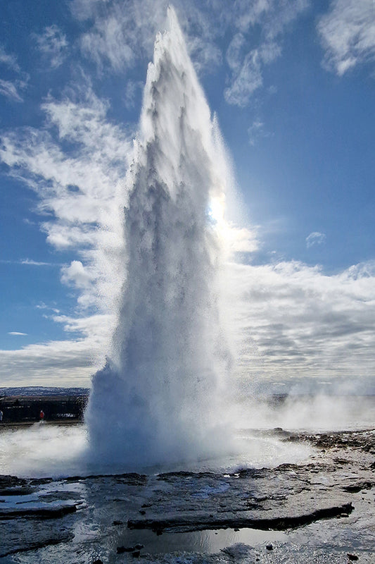 Le geyser islandais est un spectacle fascinant de la puissance de la nature . Le paysage environnant aux teintes minérales amplifie la beauté surnaturelle de ce spectacle.