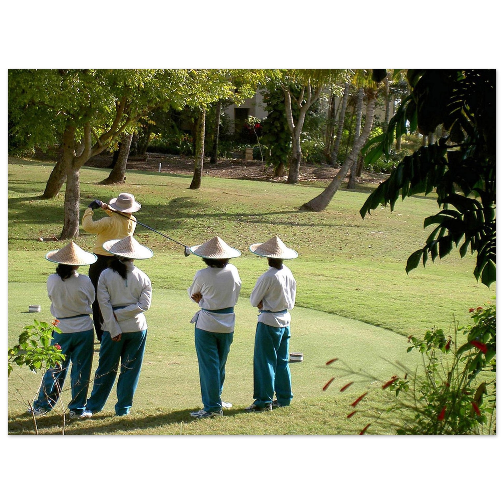 Indonésie-Bali : Photo le joueur de golf et ses  caddies