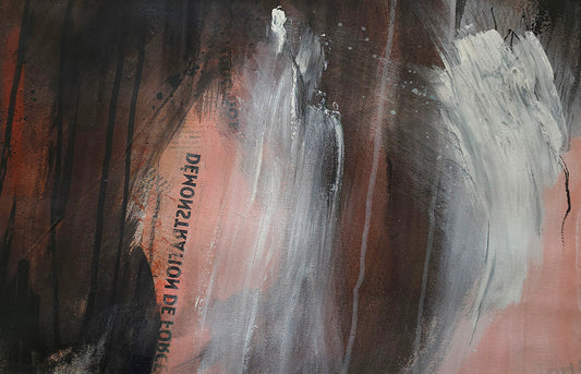Peinture abstraite contemporaine avec textures noires et blanches, coulures verticales et texte inversé « démonstration de forces » intégré à la composition. 
