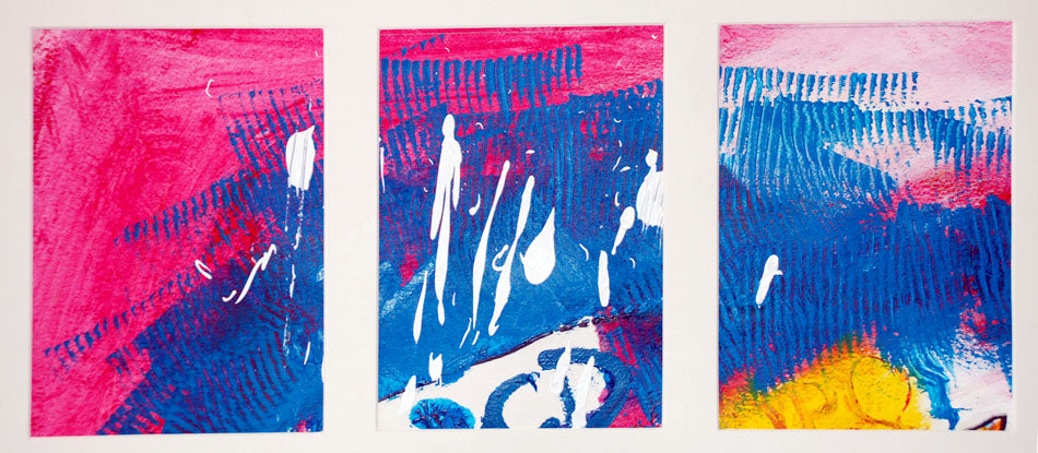 Par son jeu de contrastes entre la rigueur des stries bleues et la liberté des projections blanches, ce triptyque insuffle une énergie moderne et résolument contemporaine. Idéal pour réveiller un intérieur épuré. Avec passe partout 