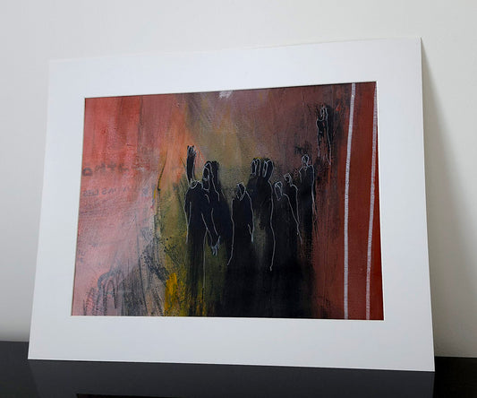 Peinture abstraite originale "La Foule Silencieuse" de l'artiste Kellestom, format 40x50 cm, fond ocre et rouille avec des silhouettes humaines dessinées en lignes blanches. Avec passe partout blanc