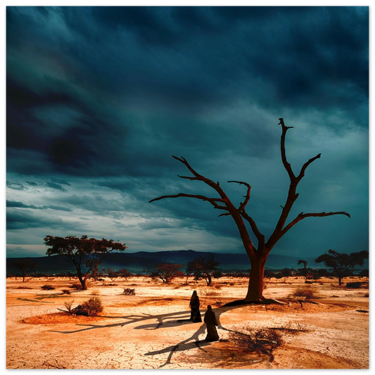 Une atmosphère dramatique et mystérieuse, évoquant la dualité entre le désert et la violence d'un ciel noir illuminé.