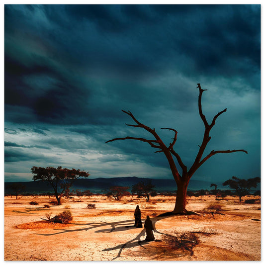 une œuvre numérique hypnotique de 50x50 cm. Un paysage aride surmonté d'un ciel d'orage aux jeux de lumière et d'ombres captivants.