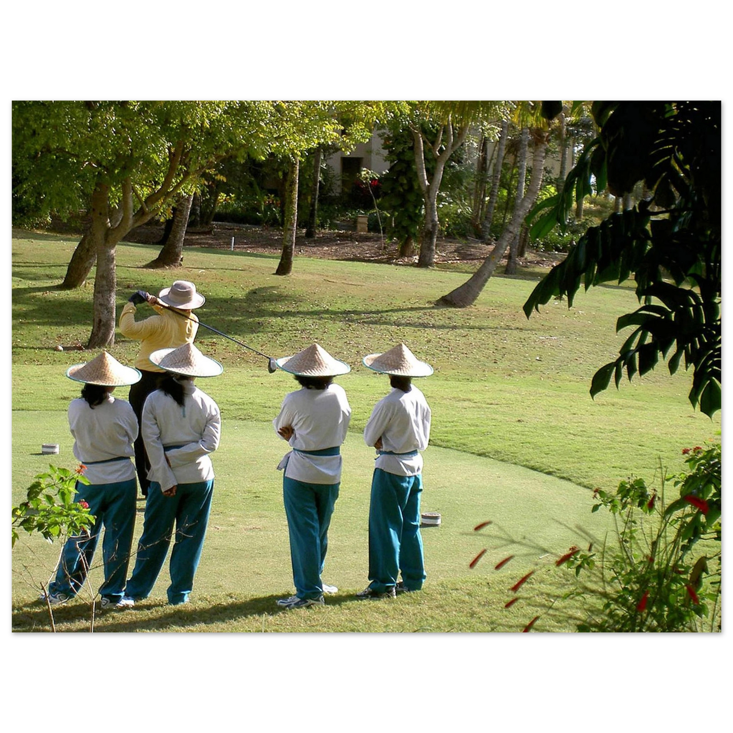 Bali au Nirwana Bali Golf Club, le joueur et ses caddies.