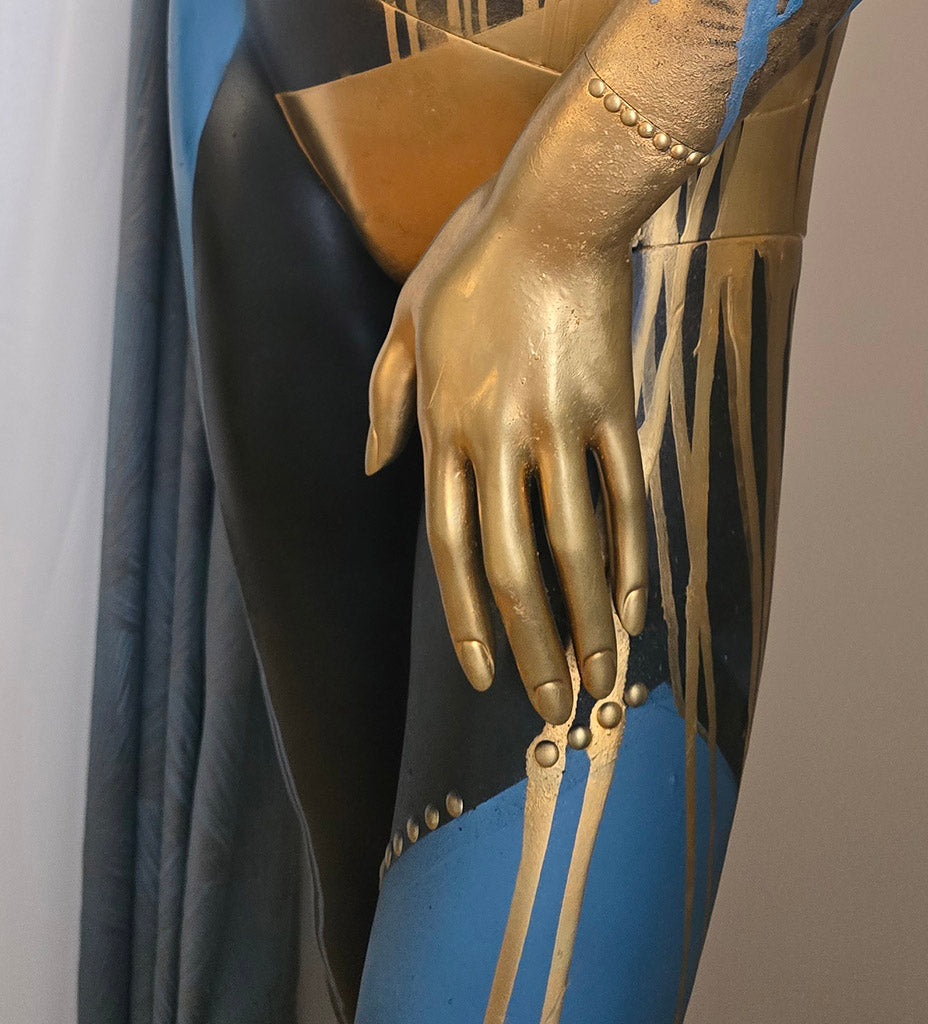 Mannequin peint noir or et bleu Love not War par l'artiste Kellestom