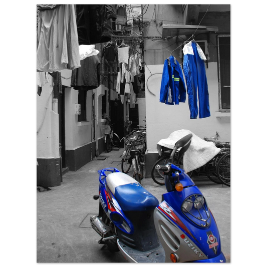 a Shanghai, une moto suziky bleu dans une photo noir et blanc