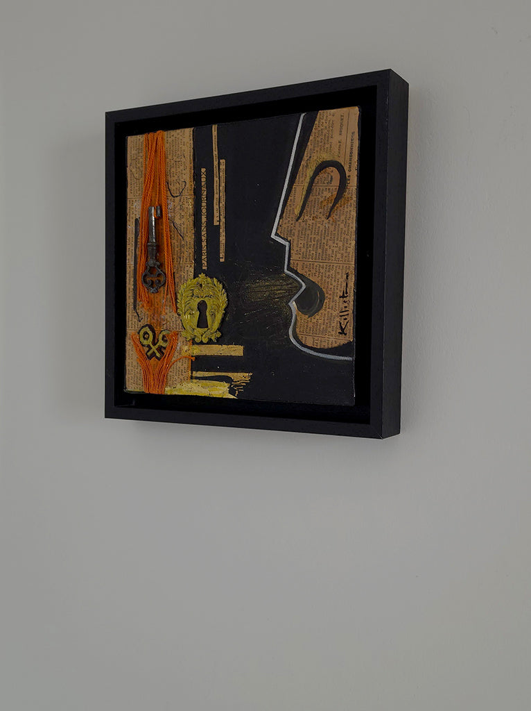 Peinture 20x20cm  avec cadre noir en bois - fond noir et collages journaux 