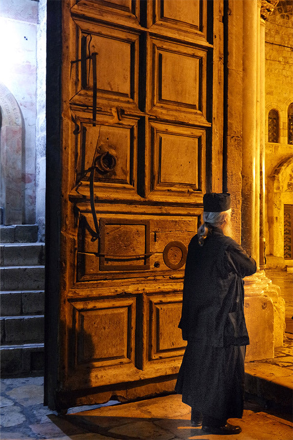 Silence sacré. Une scène intime et lumineuse capturant un moment de recueillement dans un lieu chargé d’histoirePhoto de kellestom à télécharger