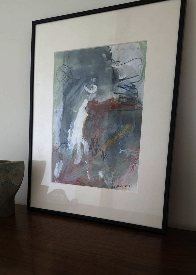 Decouvrez "Echo du quotidien", une oeuvre abstraite unique signee Kellestom. Peinture gris bleuté , ocre et dessin expressionniste s'y melangent.