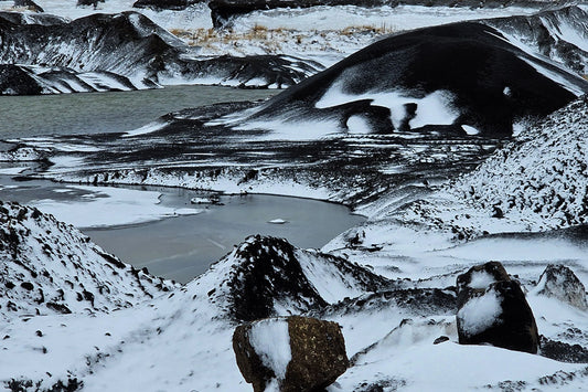 Islande : Photo couleur qui devient naturellement "noir et blanc" avec la neige et la terre volcanique.