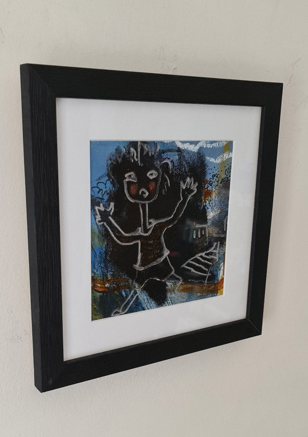 Peinture art brut contemporaine représentant un personnage stylisé aux bras levés sur fond abstrait bleu et noir, œuvre originale de Kellestom.