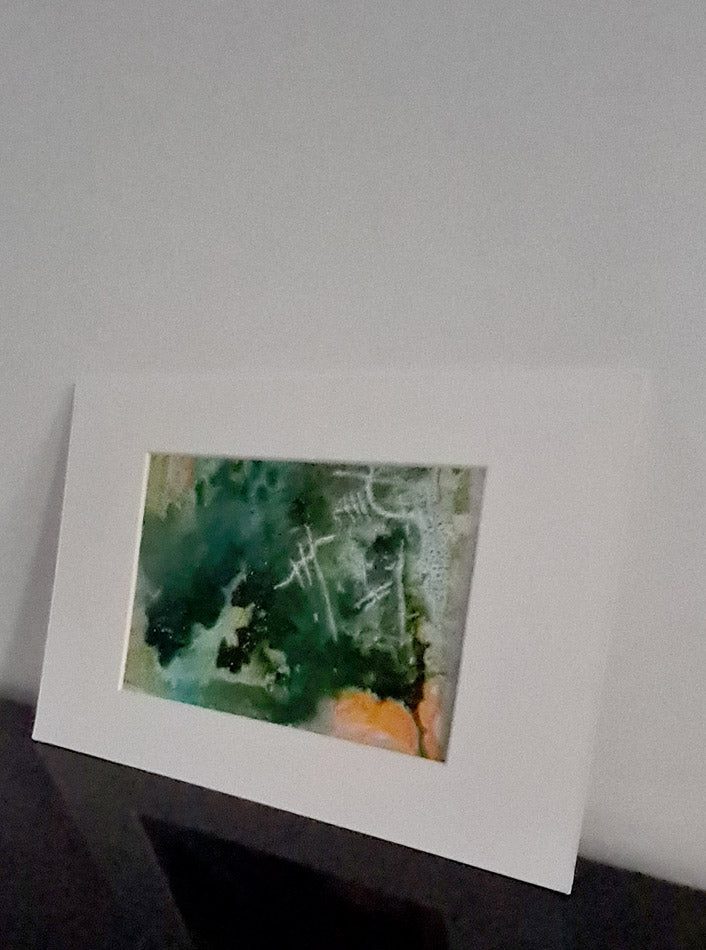 peinture abstraite dominante verte avec  de l'orange clair en bas à droite 20x30cm par Kellestom