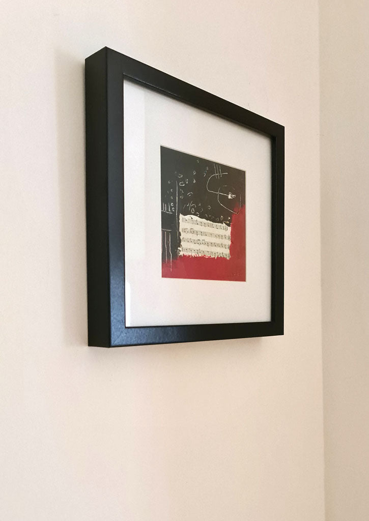 Peinture abstraite "Mélodie" par 
Kellestom, technique mixte avec partition de musique, fond noir et rouge éclatant.