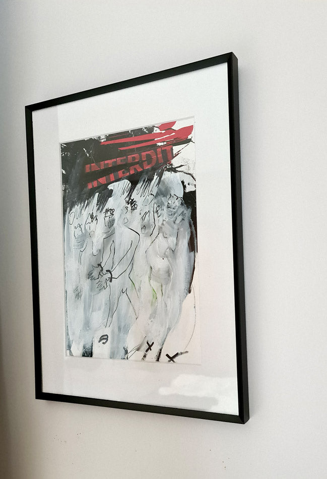 Peinture expressionniste et engagée "Interdit" par Kellestom. Scène texturée en noir et blanc représentant des silhouettes humaines nues aux contours noirs fins, surmontée du mot 'INTERDIT' en rouge stylisé en collage urbain. Avec cadre noir